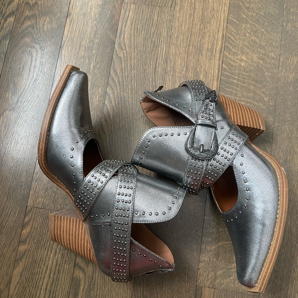 NWOT Not Rated Metallic Western Bootie Women’s Size 8